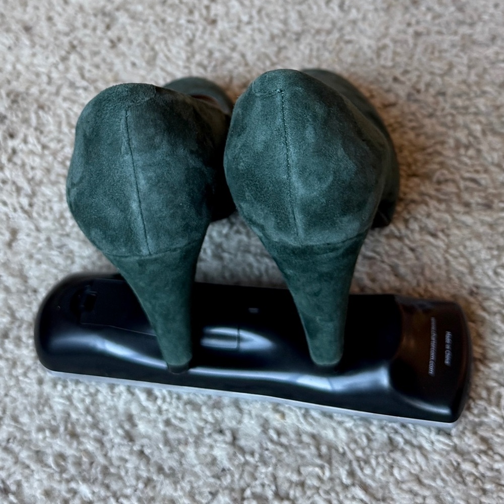 Clarks Women's Deep Green Suede Platform Pumps - Picture 3 of 6